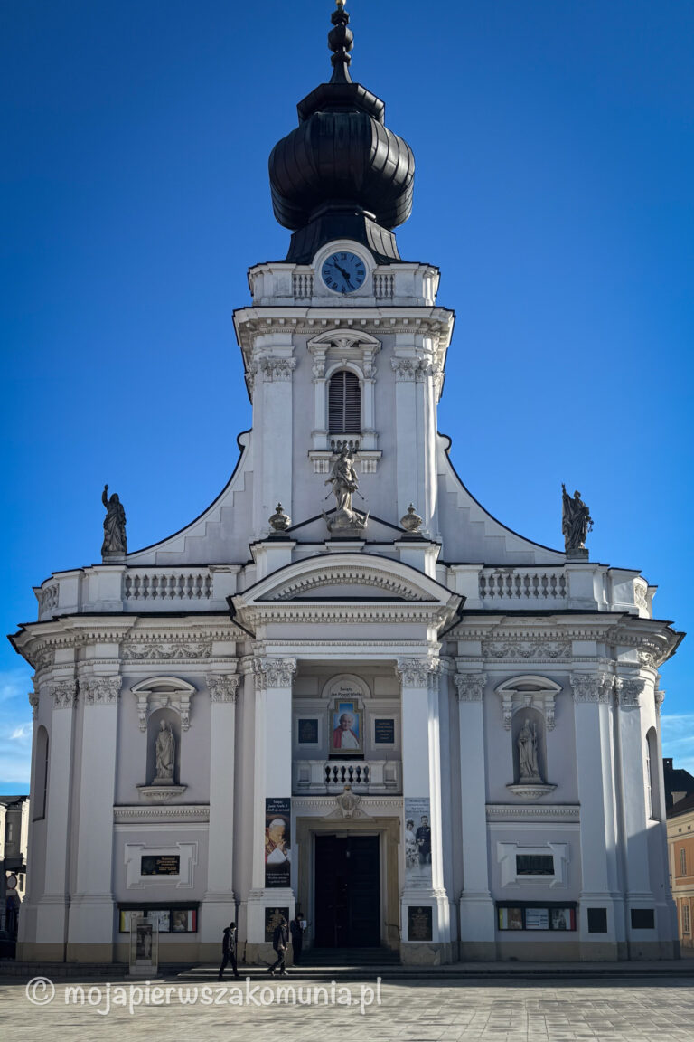 Niebieskie niebo. Biała Bazylika Ofiarowania Najświętszej Maryi Panny w Wadowicach, miejsce chrztu Karola Wojtyły