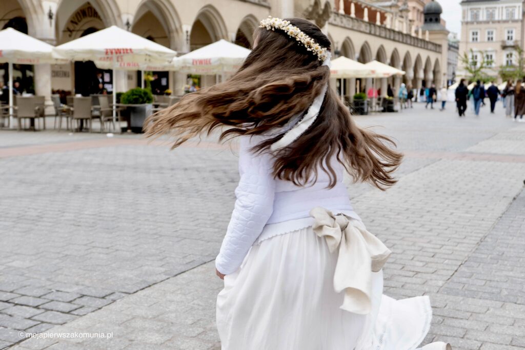Dziewczynka w białej sukience komunijnej, po komunii, rynek w Krakowie, Sukiennice