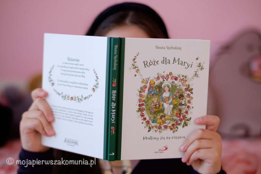 Dziewczynka poznaje różaniec z książką „Róże dla Maryi”